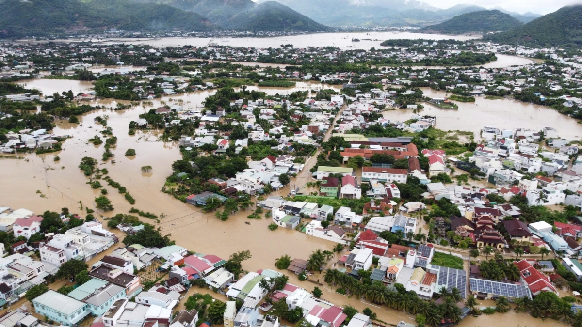 Nỗ lực tìm kiếm nạn nhân mất tích, khắc phục sau mưa lũ cực đoan ở Khánh Hòa