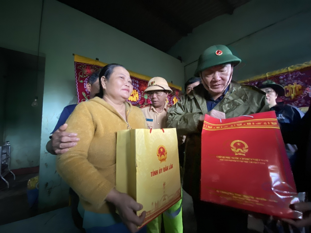 Phó Thủ tướng Nguyễn Hoà Bình yêu cầu quyết liệt đưa dân khỏi vùng lũ nguy hiểm