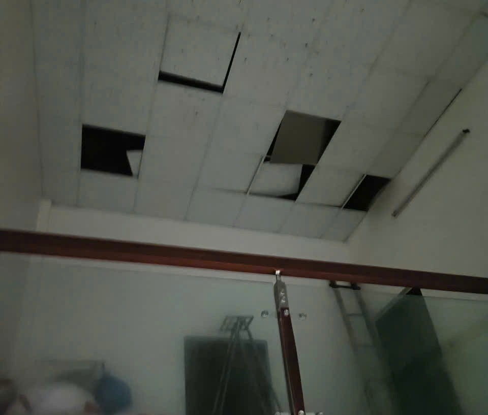 Lốc xoáy làm nhiều nhà dân bị tốc mái, hư hỏng tại Quảng Ngãi