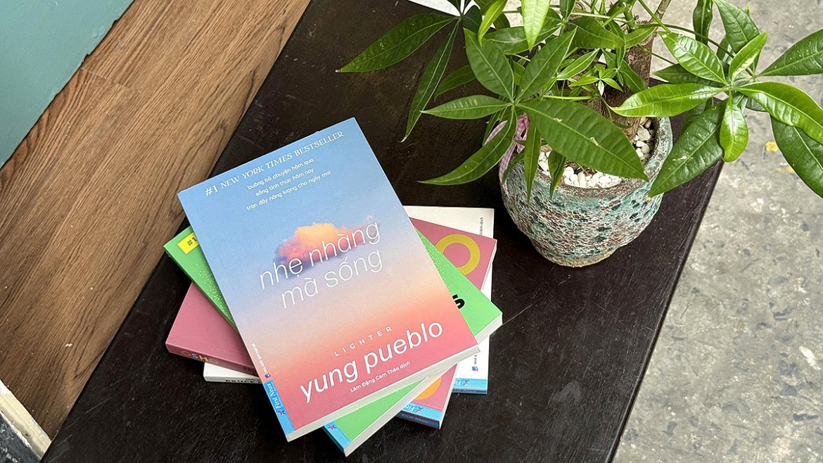 Thứ gì rỗng nhưng đựng được rất nhiều ánh sáng?