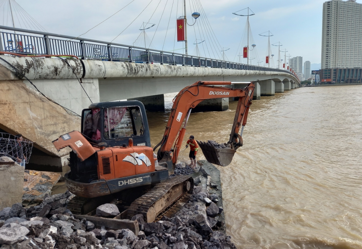 Sạt lở mố cầu Trần Phú bắc qua cửa sông Cái tại Nha Trang