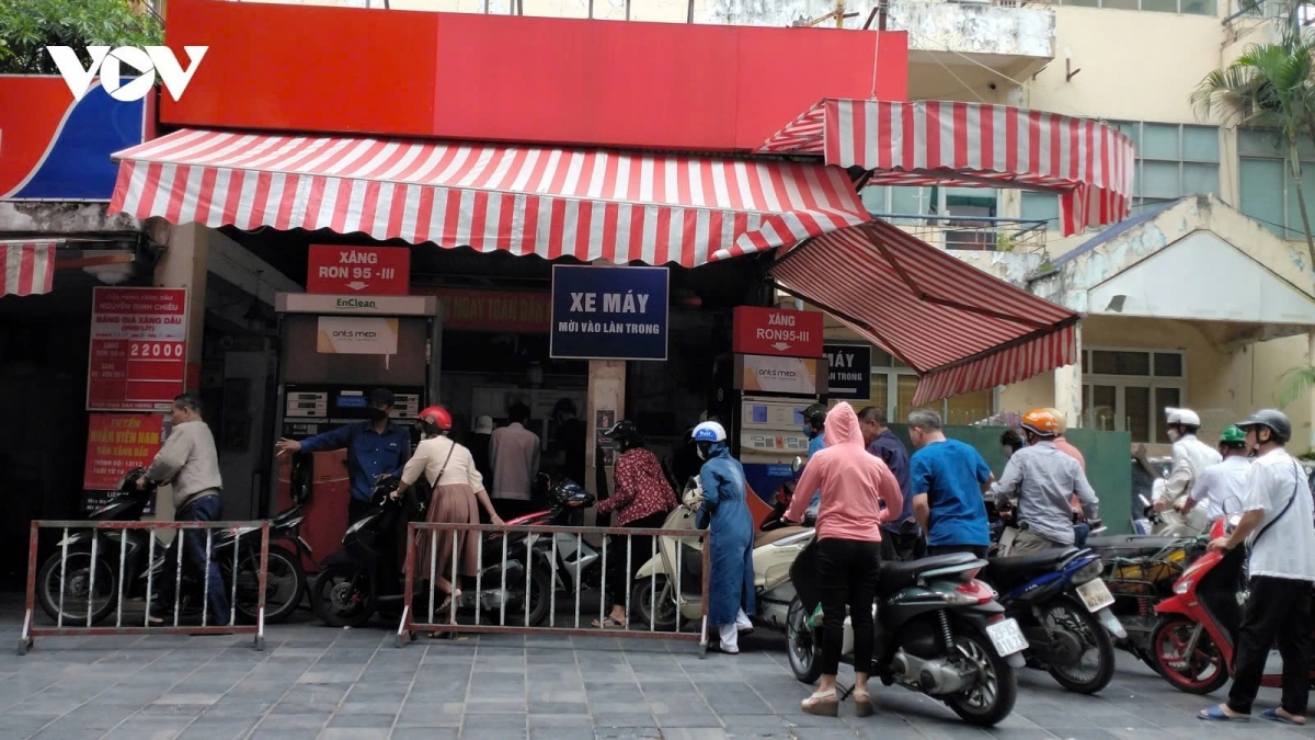 petrol prices drop to below vnd20,000 per litre in latest adjustment picture 1