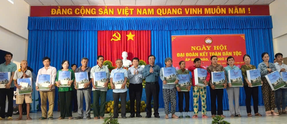 Phó Chủ tịch Quốc hội Lê Minh Hoan dự Ngày hội Đại đoàn kết dân tộc tại Đồng Tháp
