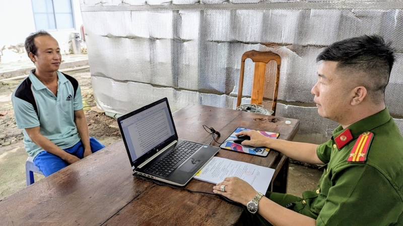 ga doi bai hiep dam 2 chau gai cung xom hinh anh 1