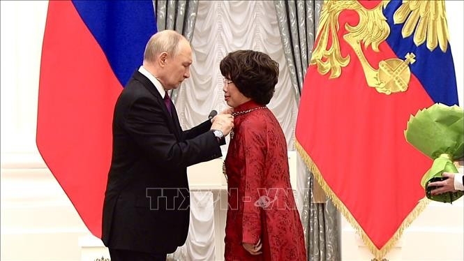 russia awards order of friendship to vietnamese businesswoman picture 1