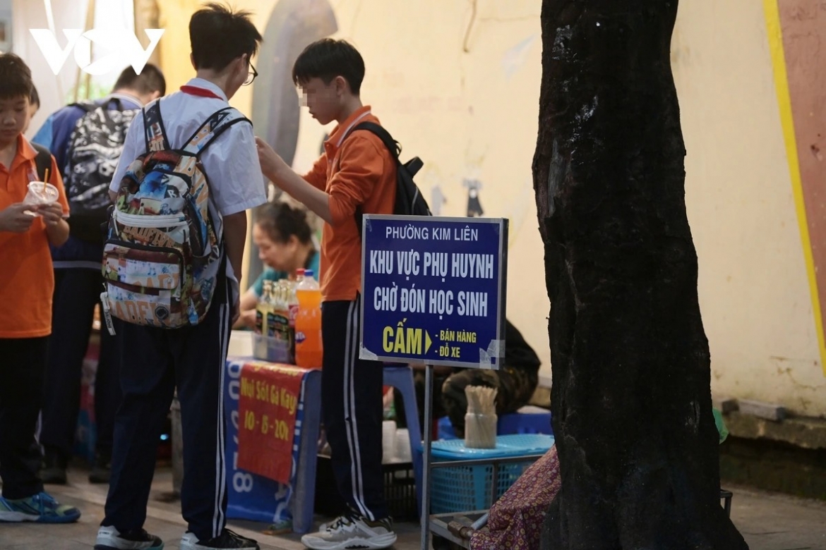 Quà vặt cổng trường: Tiện lợi nhưng tiềm ẩn nhiều rủi ro