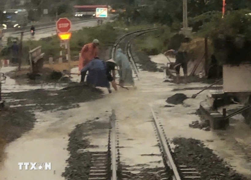 vietnam railways suspends more trains amid severe central region flooding picture 1