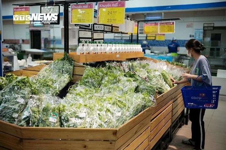 Hàng thiết yếu đua nhau tăng giá, người dân cắn răng chi tiêu