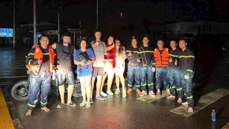 russian tourists rescued after being trapped in nha trang floods picture 1
