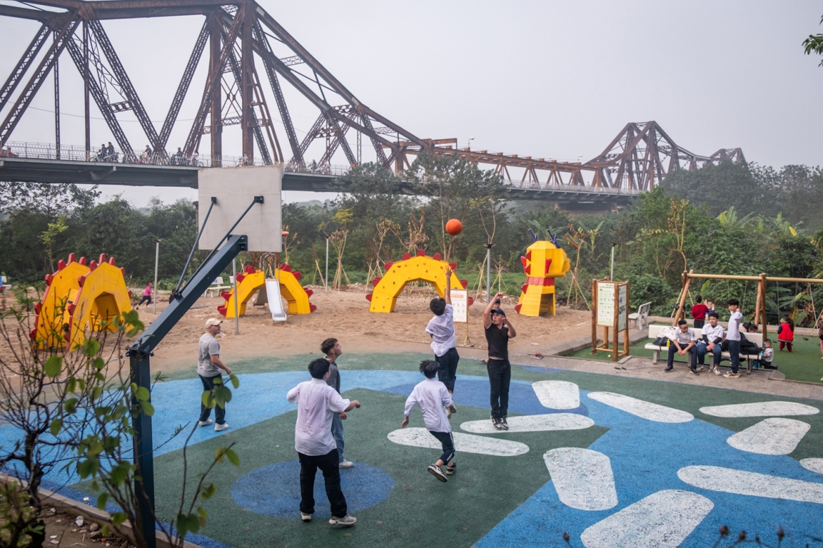 think playgrounds xay san choi trong pho mien phi cho tre hinh anh 1