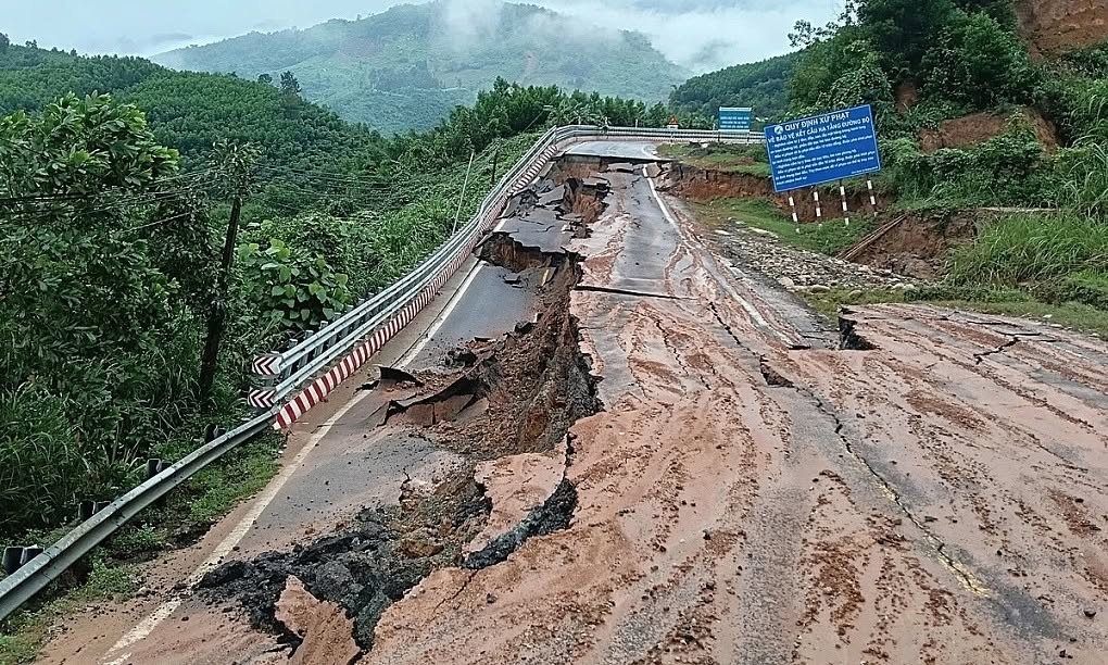 Hơn 60 điểm sạt lở trên tuyến đường sắt Bắc - Nam, đường qua miền Trung vẫn tắc