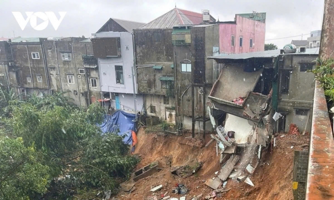 thu tuong yeu cau khac phuc nhanh hau qua mua lu, di doi dan den noi an toan hinh anh 1