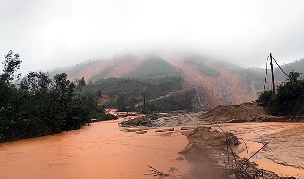 Sạt lở núi nghiêm trọng vùi lấp trang trại, Hà Tĩnh khẩn cấp phong tỏa hiện trường