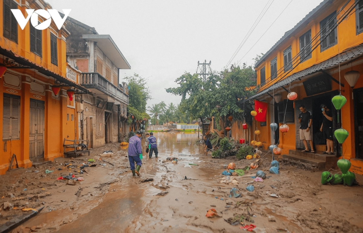 hoi an intensifies cleanup efforts after heavy flooding picture 1 hoi an intensifies cleanup efforts after heavy flooding picture 1