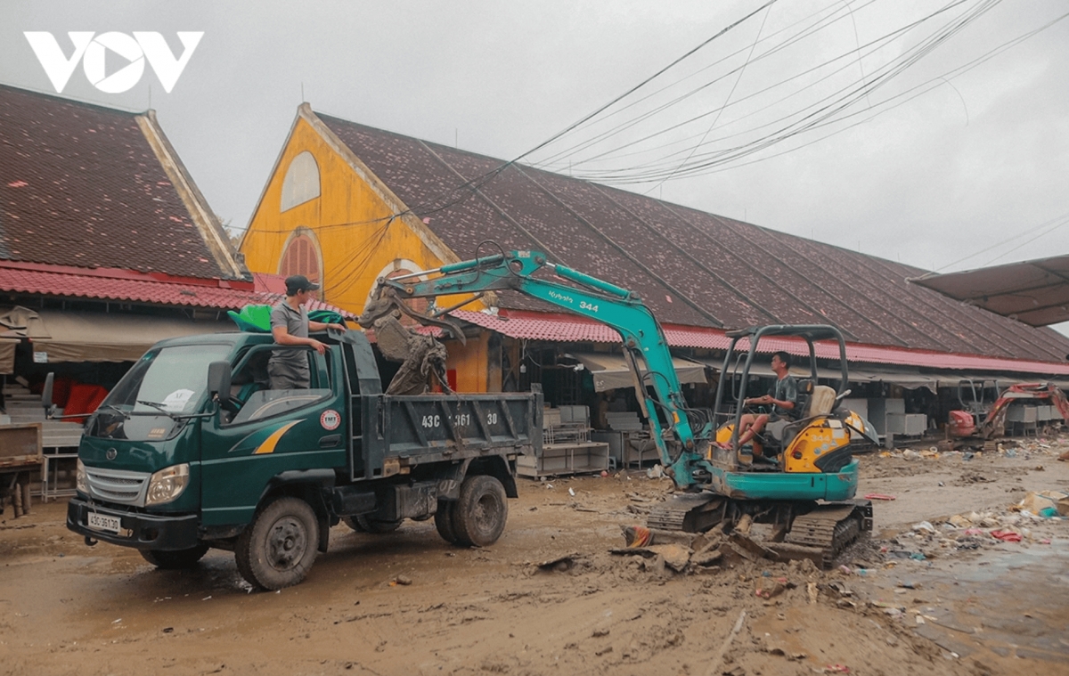 hoi an intensifies cleanup efforts after heavy flooding picture 2 hoi an intensifies cleanup efforts after heavy flooding picture 2
