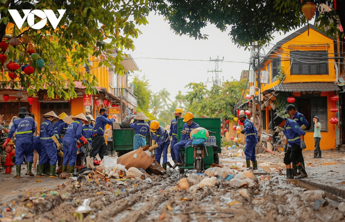 hoi an intensifies cleanup efforts after heavy flooding picture 6 hoi an intensifies cleanup efforts after heavy flooding picture 6