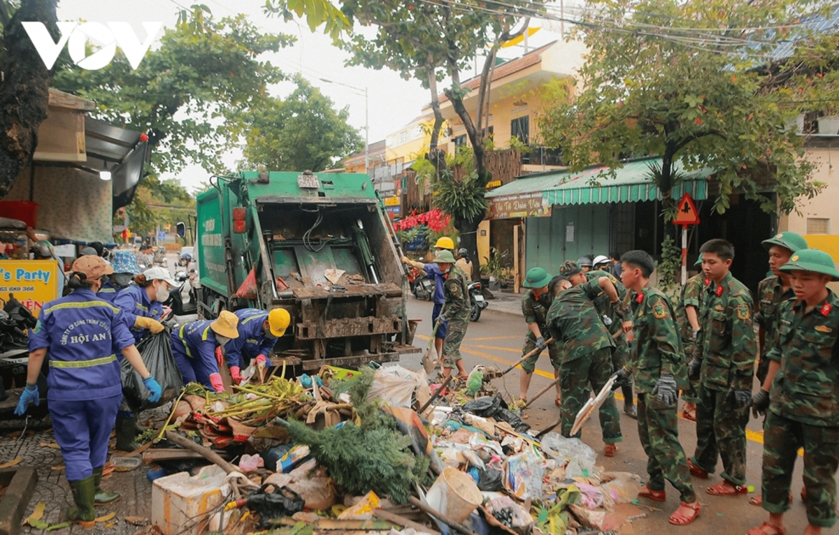 hoi an intensifies cleanup efforts after heavy flooding picture 8 hoi an intensifies cleanup efforts after heavy flooding picture 8