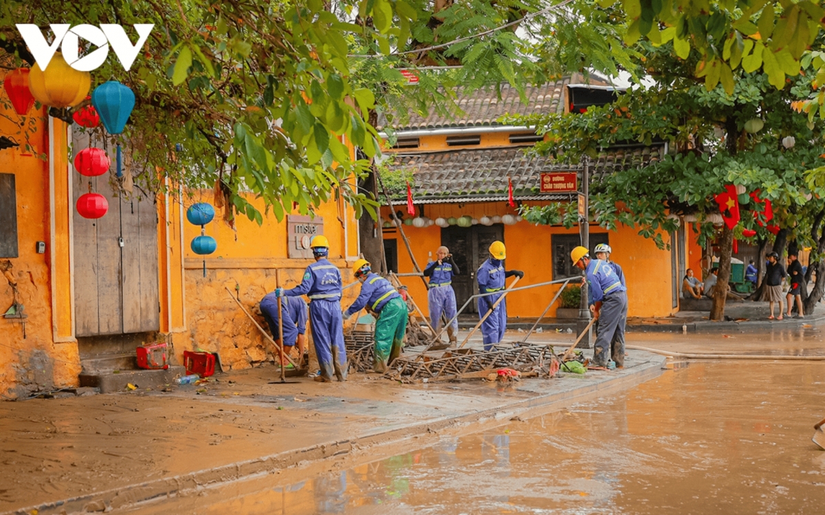 hoi an intensifies cleanup efforts after heavy flooding picture 9 hoi an intensifies cleanup efforts after heavy flooding picture 9