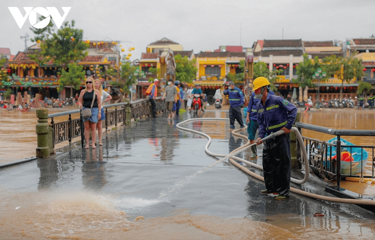 hoi an intensifies cleanup efforts after heavy flooding picture 14 hoi an intensifies cleanup efforts after heavy flooding picture 14