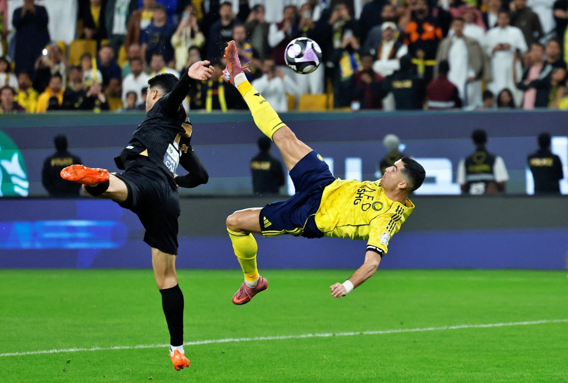 ronaldo tai hien sieu pham nga ban den , tiep tuc chinh phuc cot moc lich su hinh anh 1