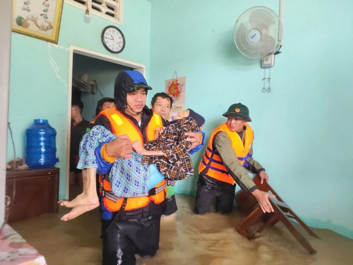 soldiers battle raging floods, race against time to save lives in central vietnam picture 3