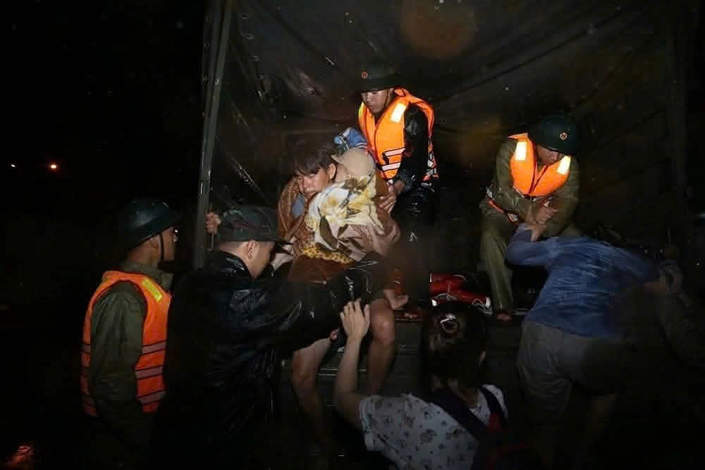 soldiers battle raging floods, race against time to save lives in central vietnam picture 4