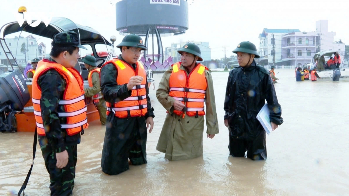 soldiers battle raging floods, race against time to save lives in central vietnam picture 2