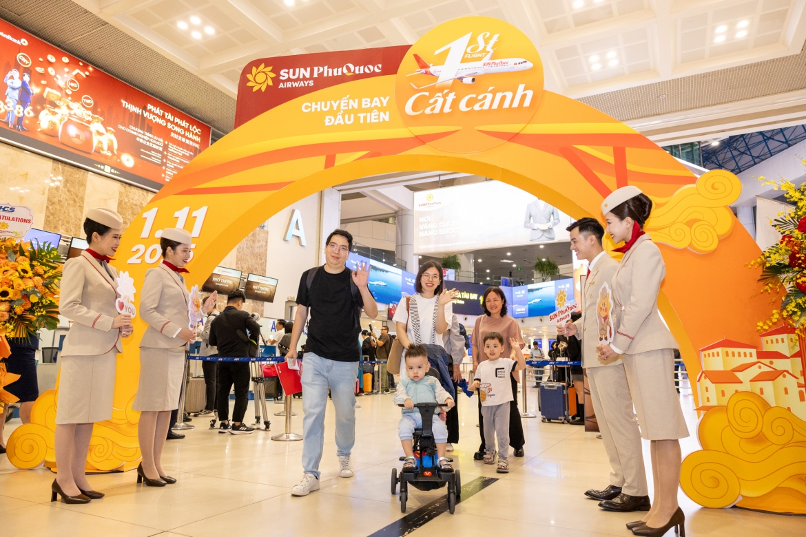 chuyen bay dau tien cua sun phuquoc airways dua 220 hanh khach den phu quoc hinh anh 1