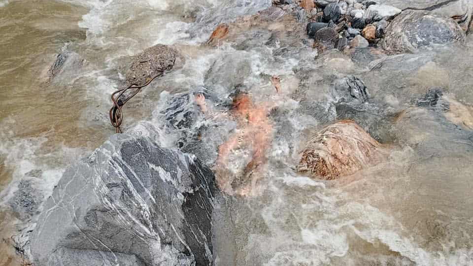 Hai trẻ em bị nước cuốn khi tắm suối, một em tử vong