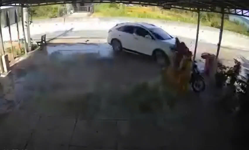 Camera ghi cảnh em trai tông ô tô vào nhà chị gái, 2 người thương vong