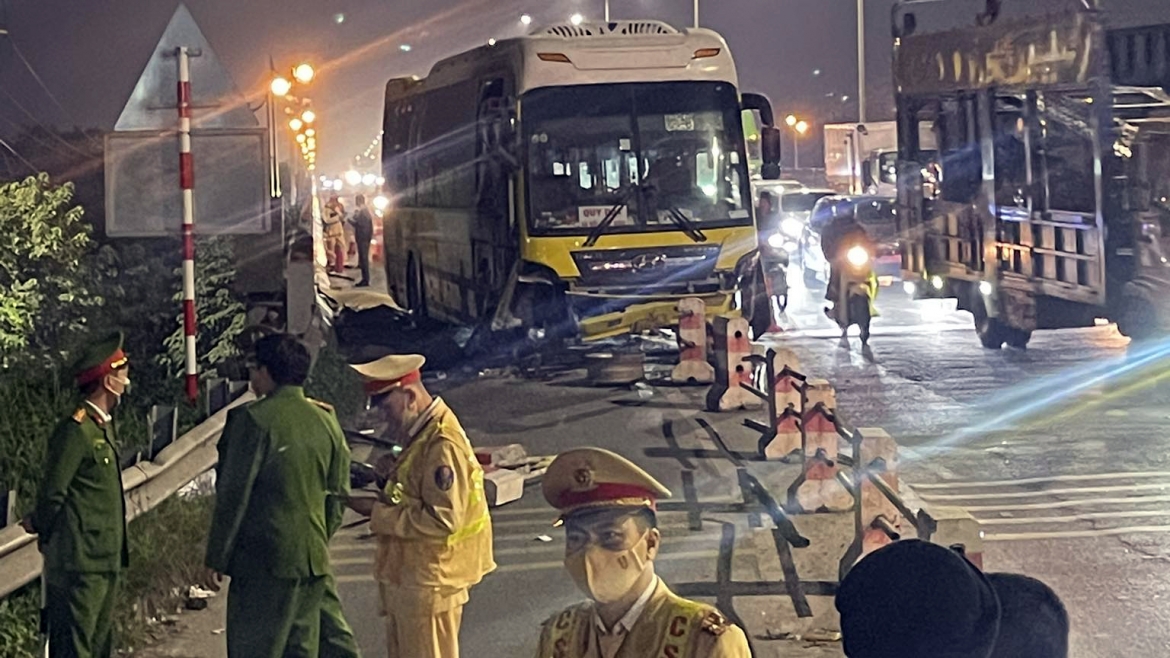 O to khach mat lai tong vao xe may tren cau thanh tri khien 2 nguoi tu vong hinh anh 2