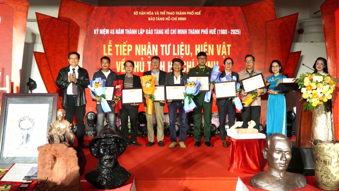 trien lam Duong cach mang-Dong chi ho chi minh tai trung quoc o hue hinh anh 3