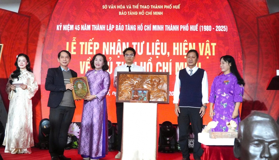 trien lam Duong cach mang-Dong chi ho chi minh tai trung quoc o hue hinh anh 5