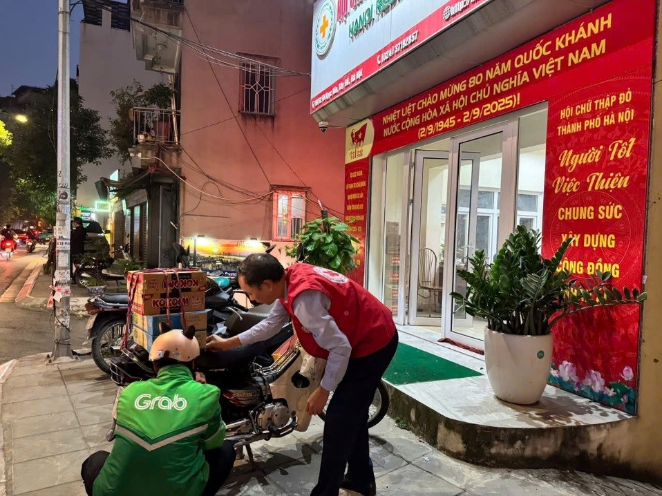 nguoi dan ha noi chung tay ung ho ho tro dong bao vung lu hinh anh 3
