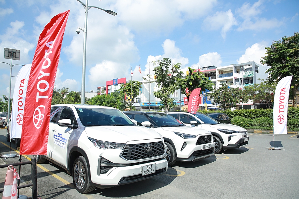 innova cross hybrid dat hang trong su kien lai thu toyota hybrid thang 11 hinh anh 1