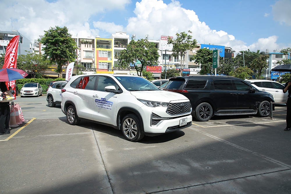 innova cross hybrid dat hang trong su kien lai thu toyota hybrid thang 11 hinh anh 6