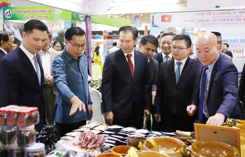 vietnamese, lao defence ministries to guide trade promotion fair in vientiane picture 1