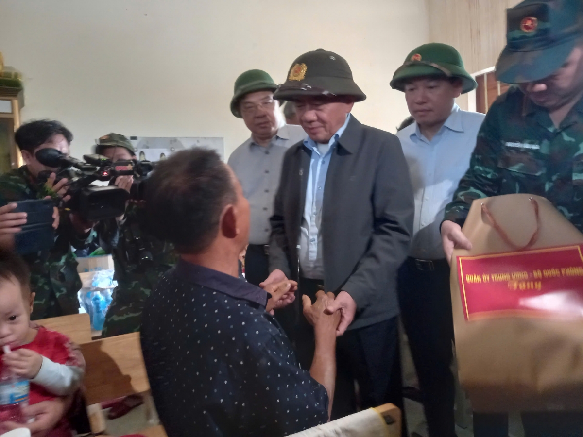 Thường trực Ban Bí thư Trần Cẩm Tú thăm, động viên nhân dân vùng lũ Khánh Hòa