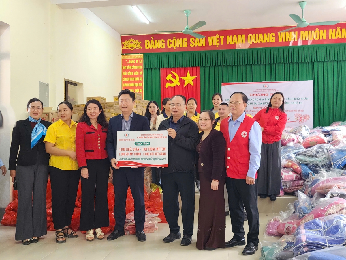 1.000 suất quà trao tặng người dân bị ảnh hưởng mưa lũ