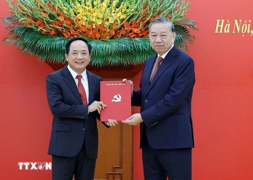 party general secretary presents politburo decisions on personnel work picture 1