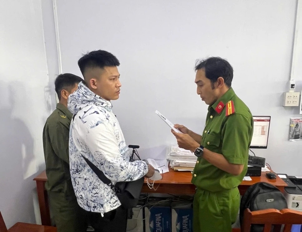 ke tron truy na bi bat khi den ubnd xa lam thu tuc hanh chinh hinh anh 1