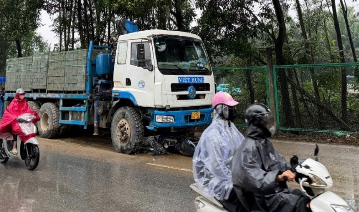 Tìm nhân chứng vụ tai nạn gây tử vong trên Đại lộ Thăng Long, Hà Nội