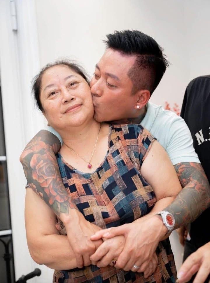 sao viet 2 11 tuan hung huy show chau Au, ve viet nam ngay vi me benh nang hinh anh 1