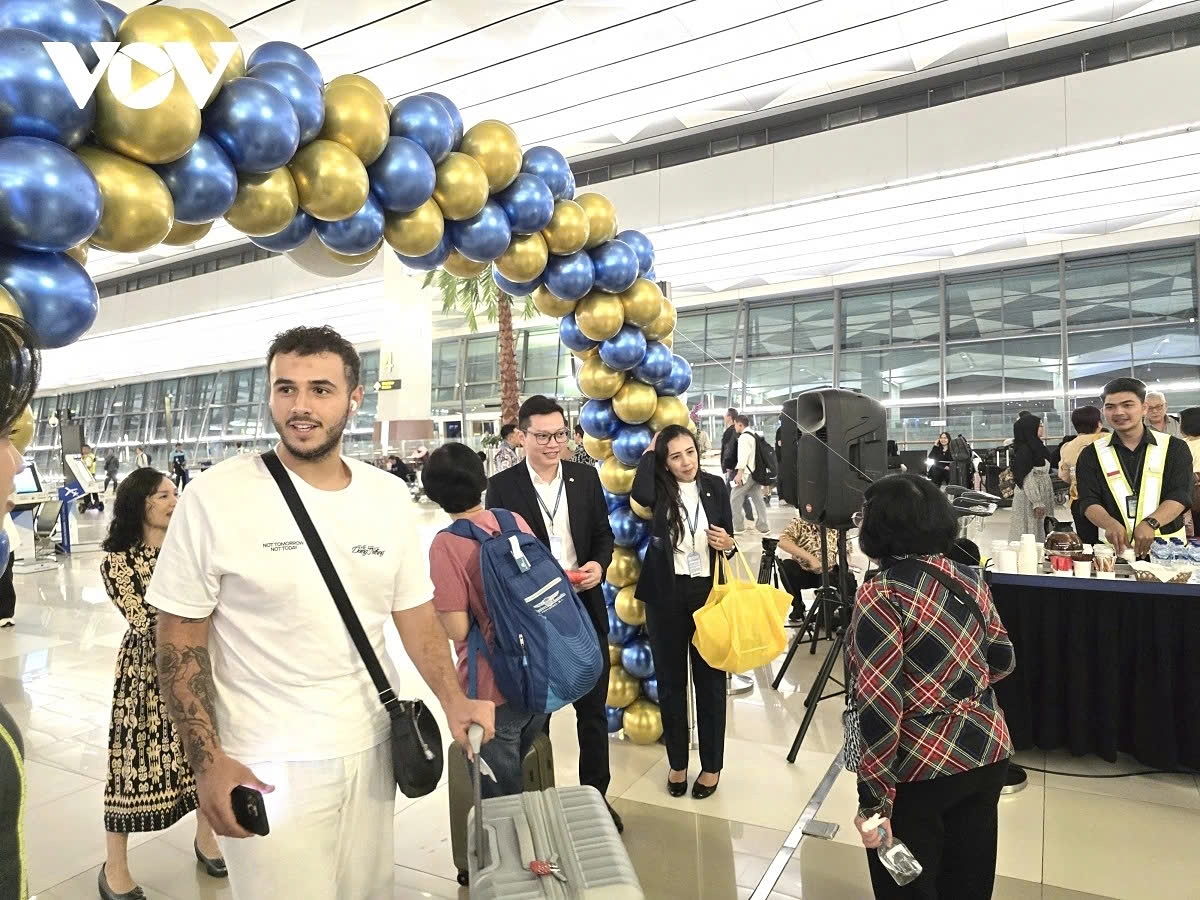 vietnam airlines launches direct flight between hanoi and jakarta picture 1