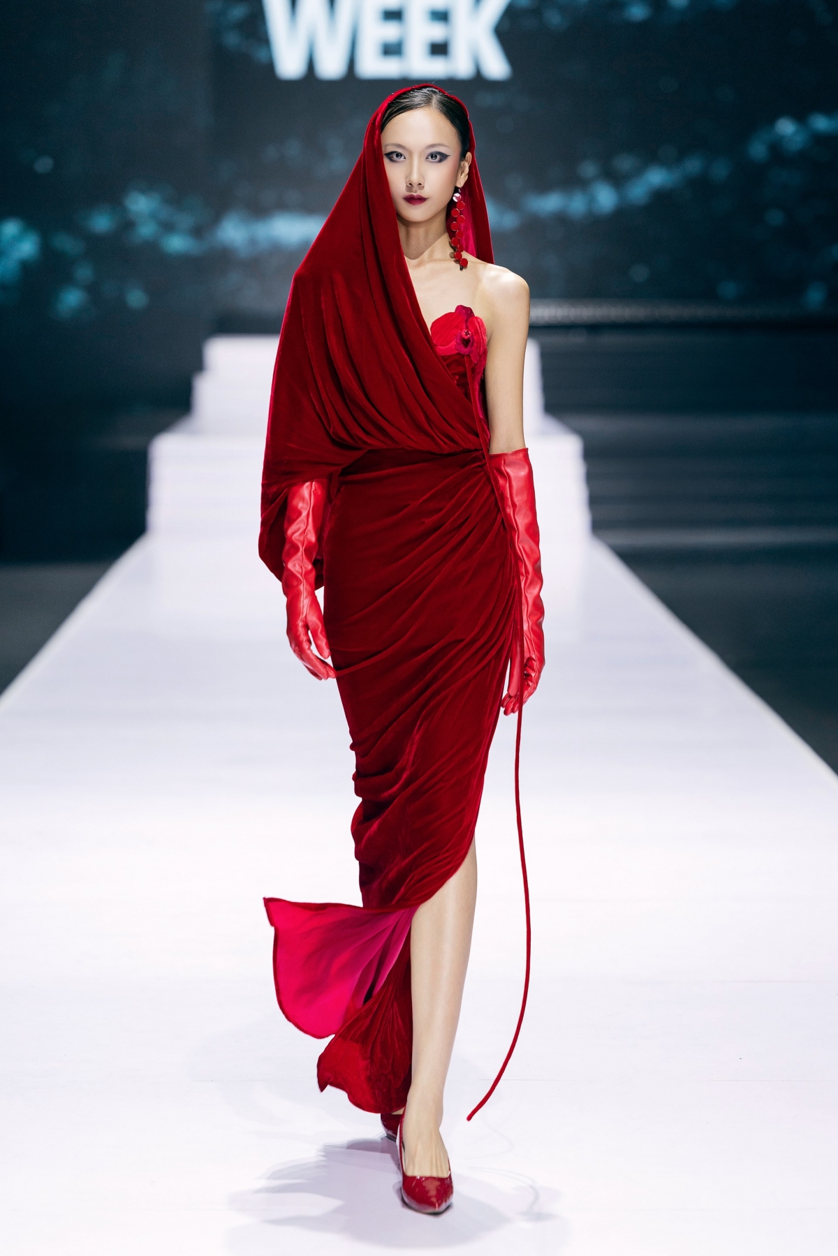 unique fashion styles dazzle fans at vifw fall winter 2025 picture 11