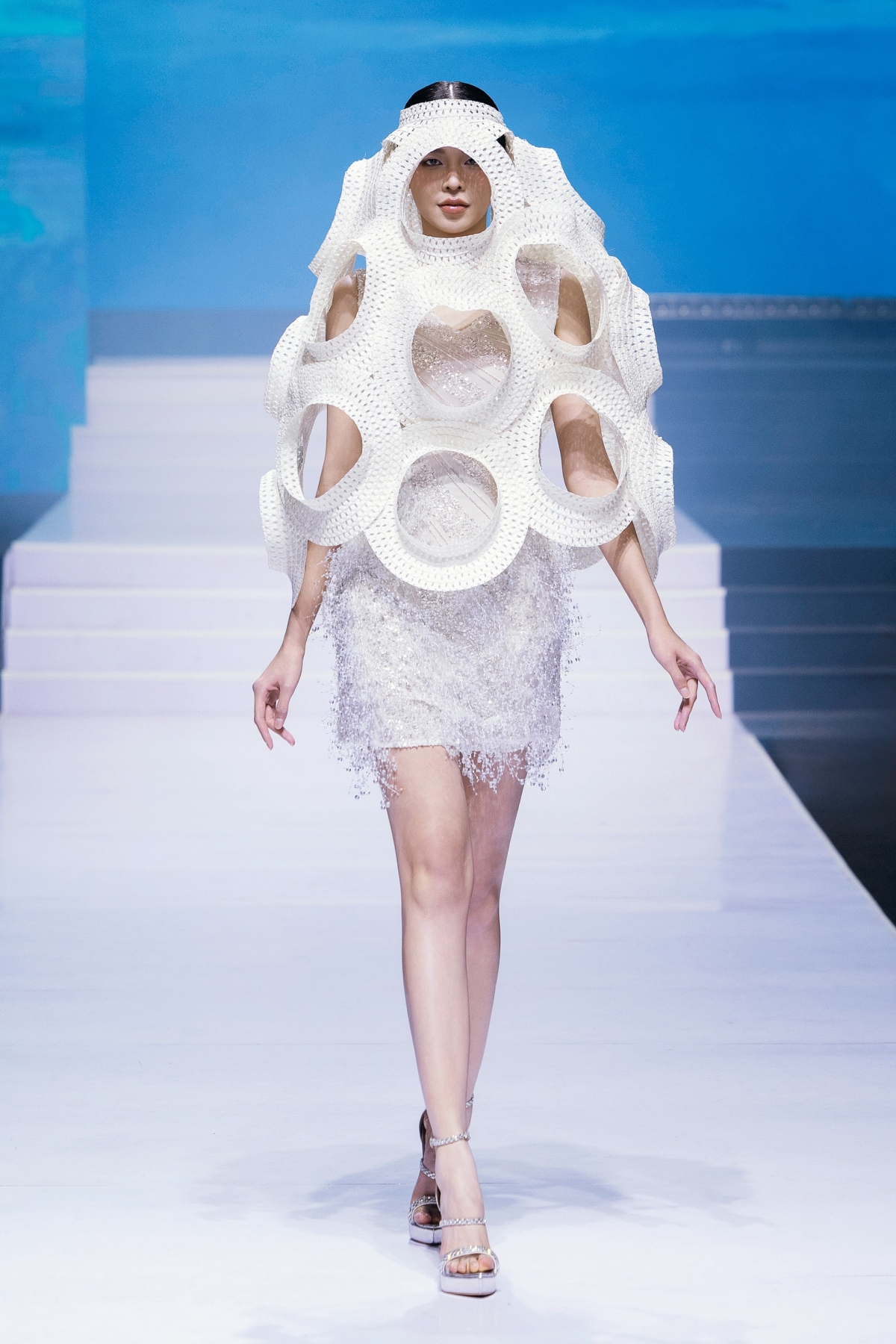 unique fashion styles dazzle fans at vifw fall winter 2025 picture 4
