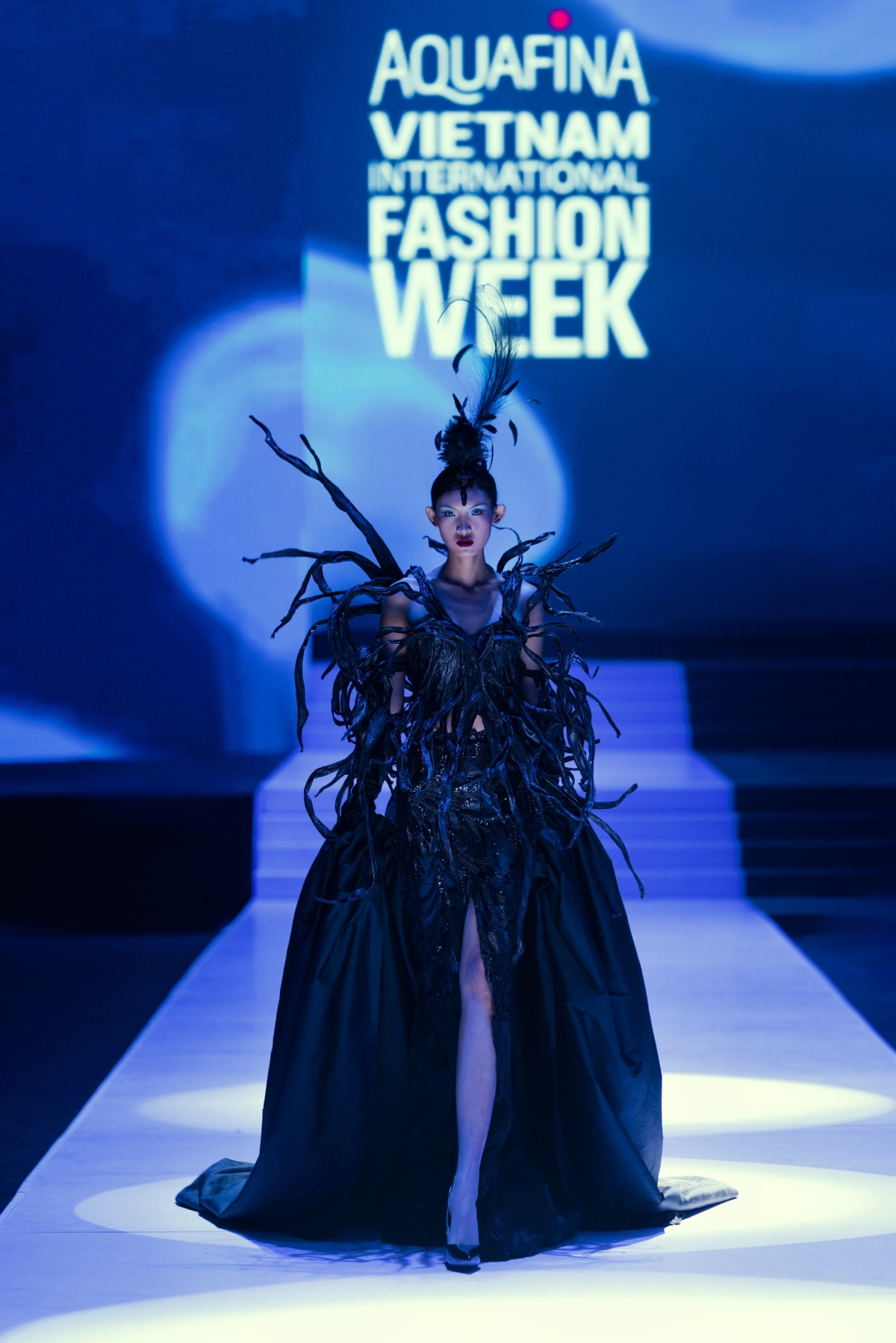 unique fashion styles dazzle fans at vifw fall winter 2025 picture 8