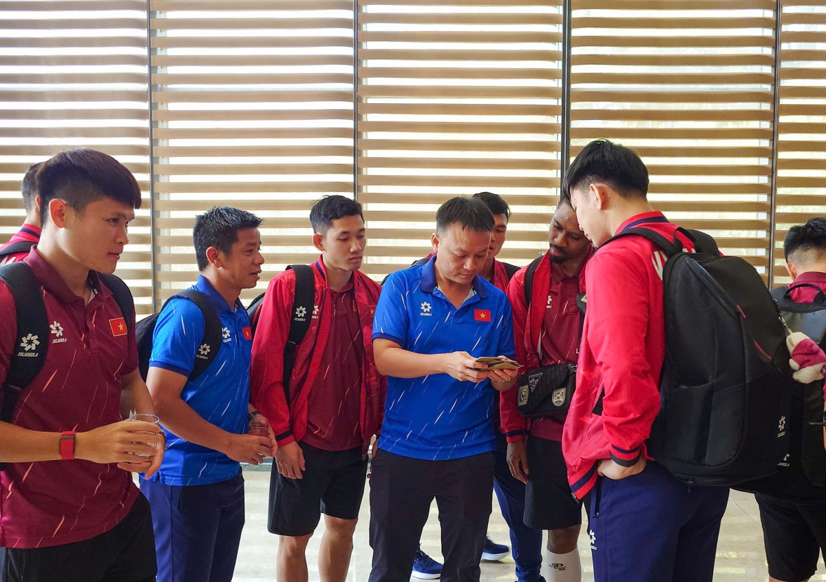 ĐT Việt Nam có động thái bất ngờ sau khi đến Lào ảnh 1