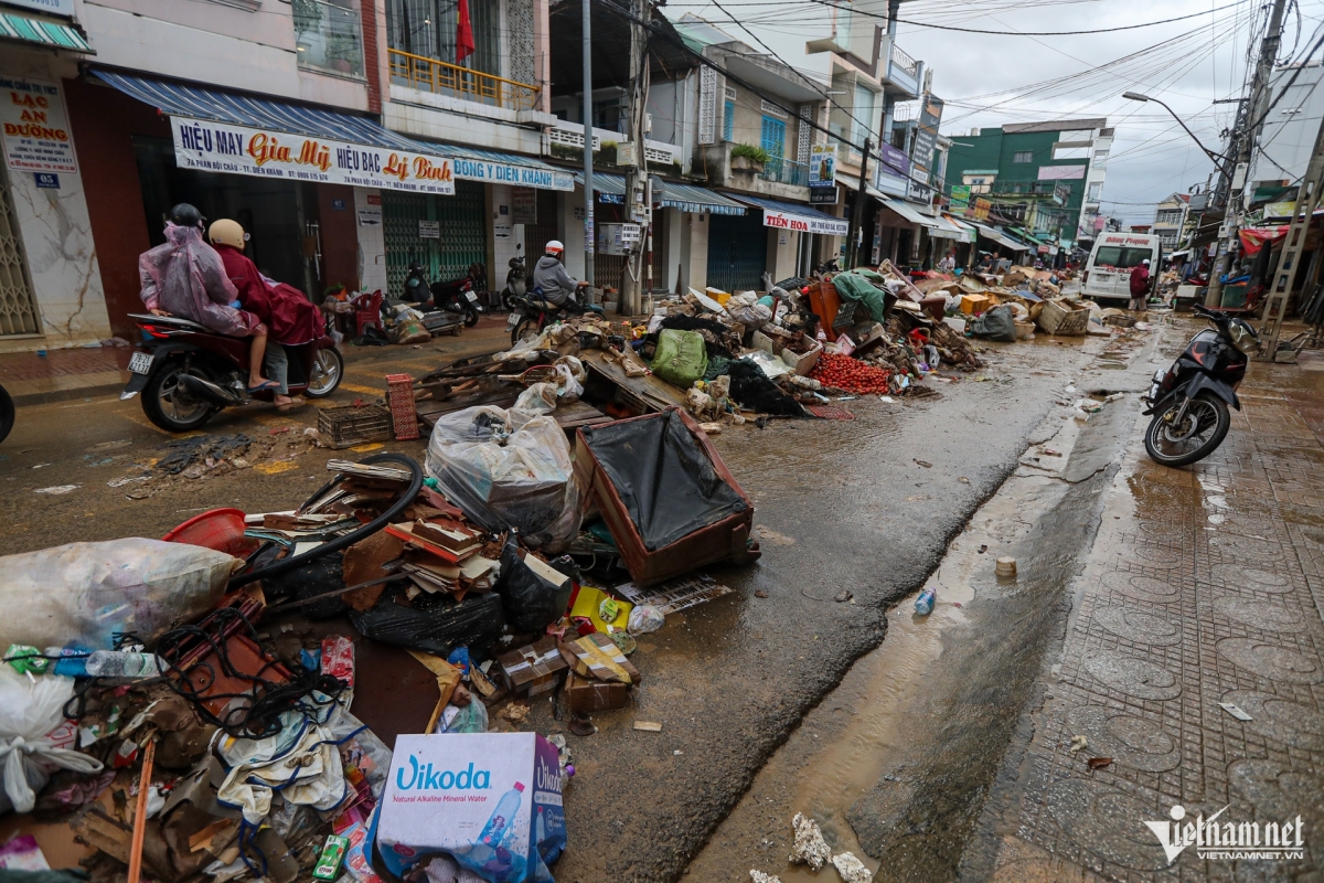 Cảnh tượng chưa từng thấy ở Tây Nha Trang, không ngờ lũ dữ đến vậy