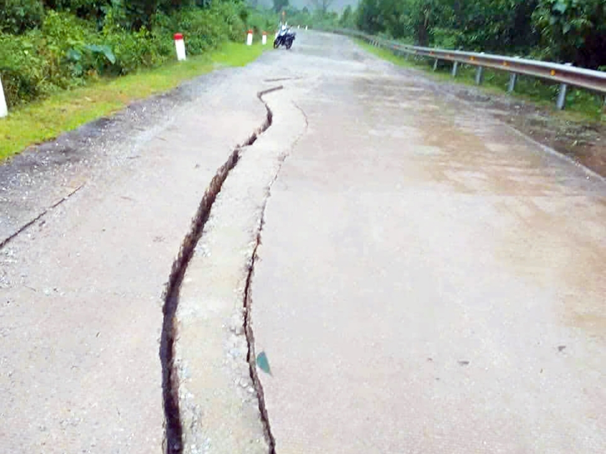 Xuất hiện vết nứt dài trên đường Hồ Chí Minh nhánh Tây qua Quảng Trị